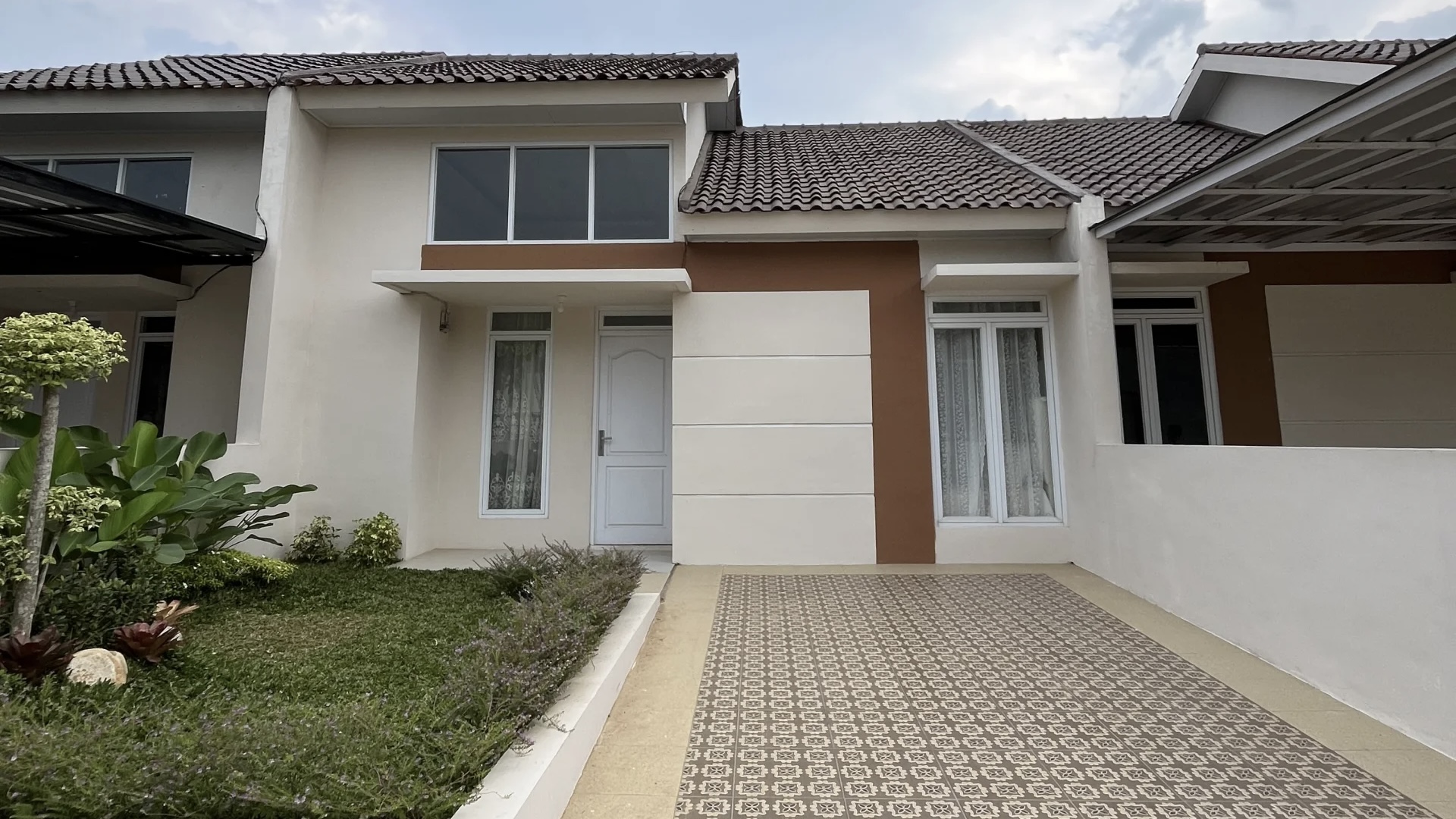 Rumah dijual di Negeri Katon Pesawaran: Srimulyo Permai dan Srimulyo Garden. Hunian dengan SHM aman, gratis kanopi, tower air, dan carport keramik. Tersedia promo DP gratis dengan cicilan 900 ribuan, berlokasi strategis dekat klinik, RS, dan akses ojek online.